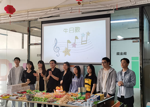 相親相愛一家親，祝深度網(wǎng)家人們生日快樂!